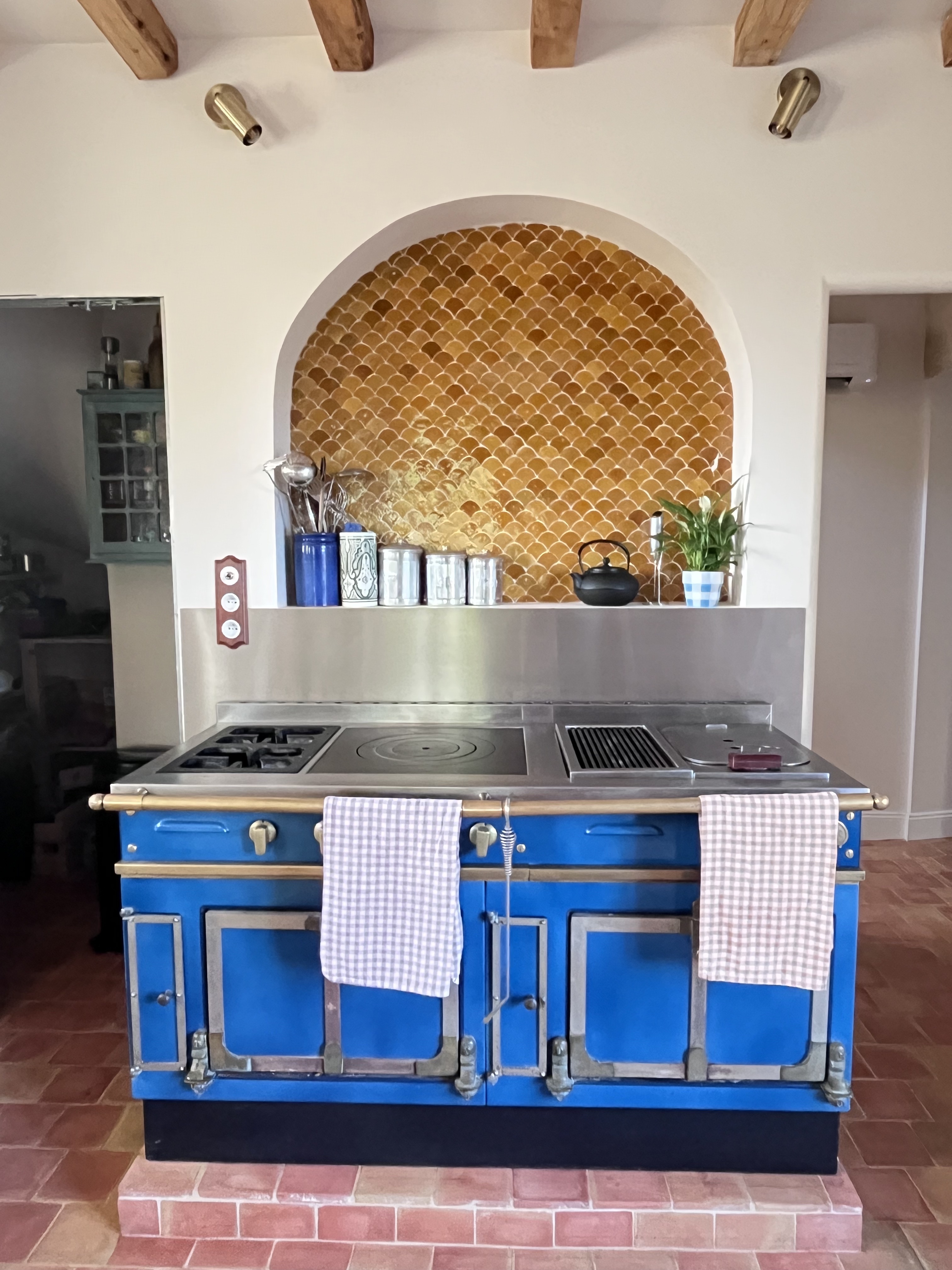 Piano de cuisson bleu sous arche en zellige doré